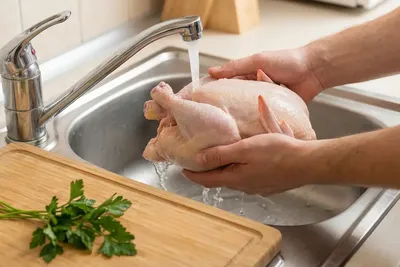 lavare il pollo crudo sotto l'acqua è sicuro?