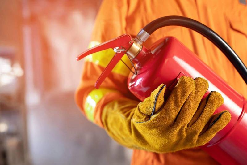 L’utilizzo corretto degli estintori e l’importanza del corso antincendio